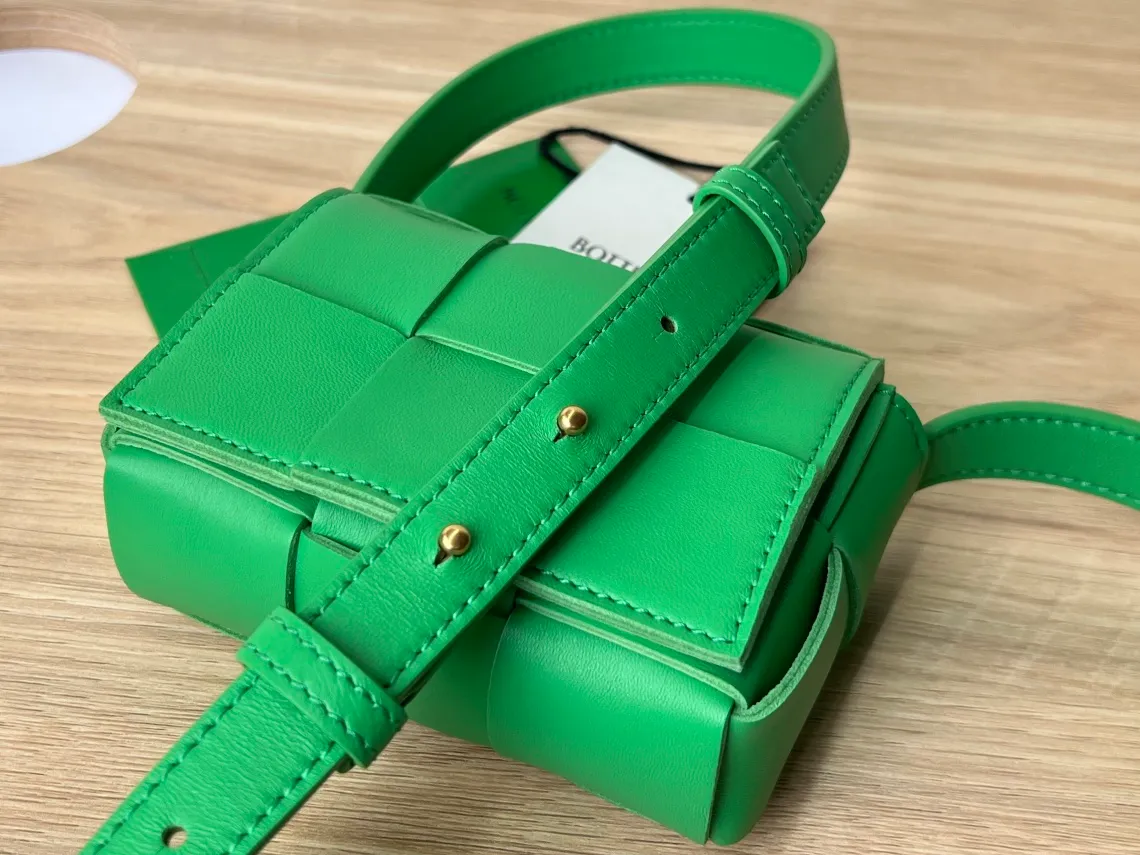 The new sheepskin checkered Mini cassette Bag. This cutie has been blown away even before it’s shipped. Available in waxed leather/sheepskin. Both leathers have a special texture to the touch. The cute cutie has a stunning appearance. 💓Super delicate and cute. Although it can’t fit a mobile phone, it can hold a lot of everyday cuties. It can be used as an ornament or a small bag. The mini Tabby can always add points to the look just right. A cutie with a 100% repeat rate when traveling. Get the same style as the street item. The shoulder strap is just right for one shoulder or crossbody. It’s perfect~ Size: 12x8x4 Style No.: 6813